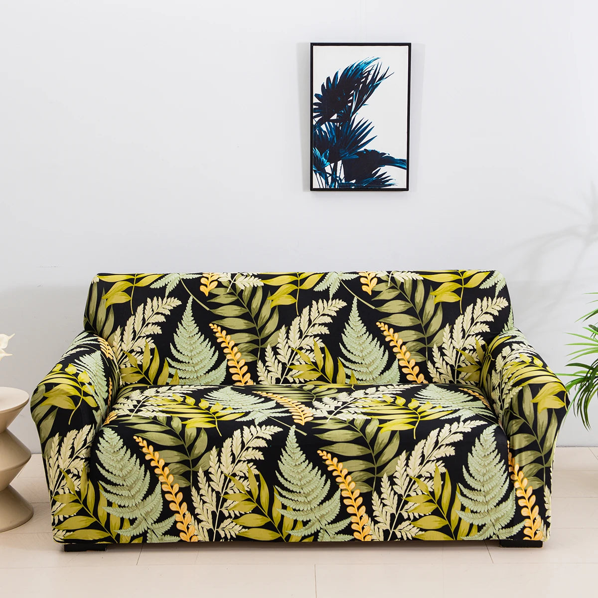 Housse de canapé extensible avec motif feuillage tropical vert et jaune sur fond noir
