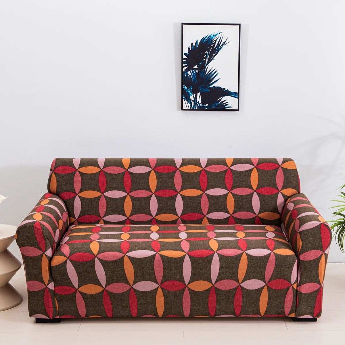 Housse de canapé extensible à motif géométrique rétro multicolore sur fond marron