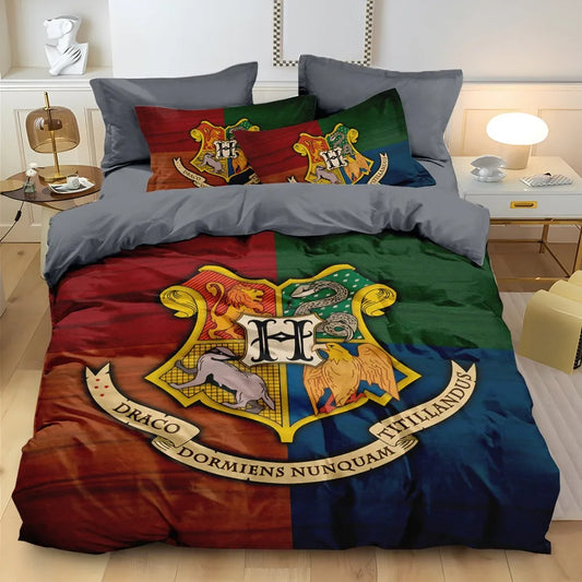 Housse de couette aux quatre quartiers rouge, vert, jaune et bleu, ornée du blason officiel de Poudlard, sur un lit moderne.