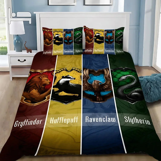 Housse de couette aux quatre bandes verticales rouge, jaune, bleu et vert, ornée des écussons et noms des quatre maisons de Poudlard, sur un lit moderne.