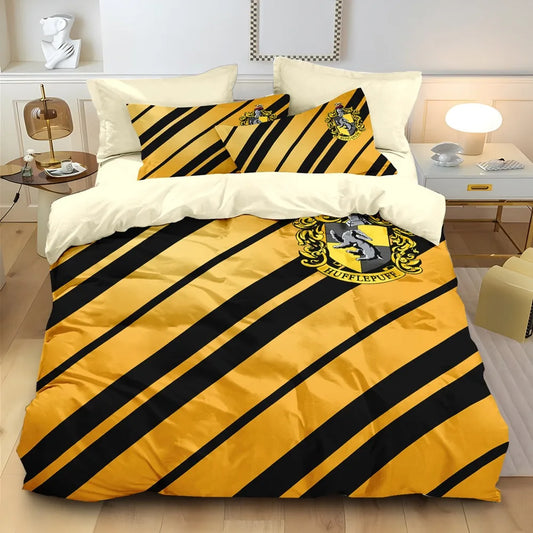 Housse de couette aux rayures diagonales jaune et noir avec l’écusson Poufsouffle posée sur un lit moderne.