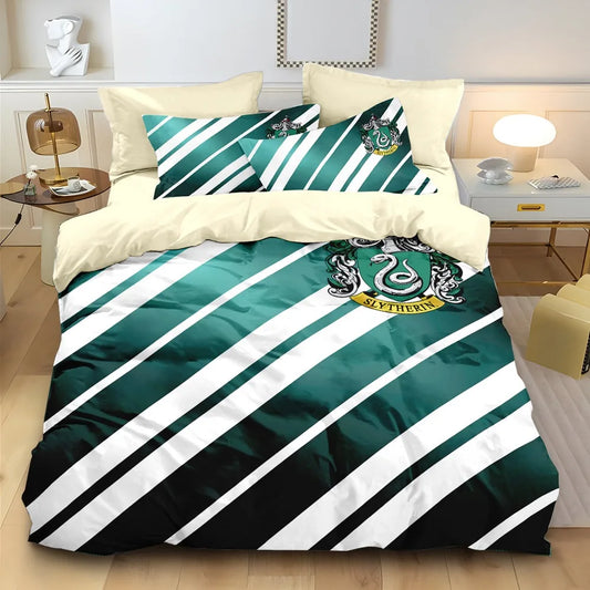 Housse de couette aux rayures diagonales vert émeraude et blanc avec écusson Serpentard, posée sur un lit moderne.