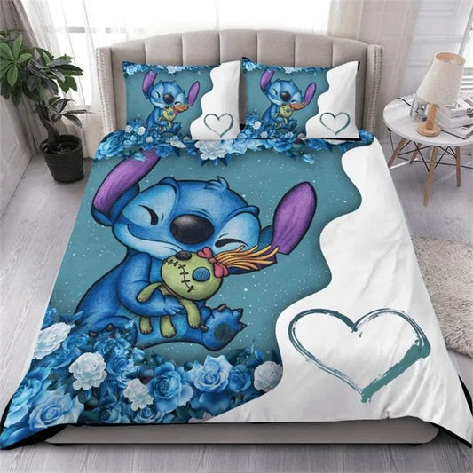 Housse de couette avec Stitch câlinant sa poupée Scrump, guirlande de roses bleues et grand cœur stylisé sur fond blanc et bleu, avec deux taies assorties.