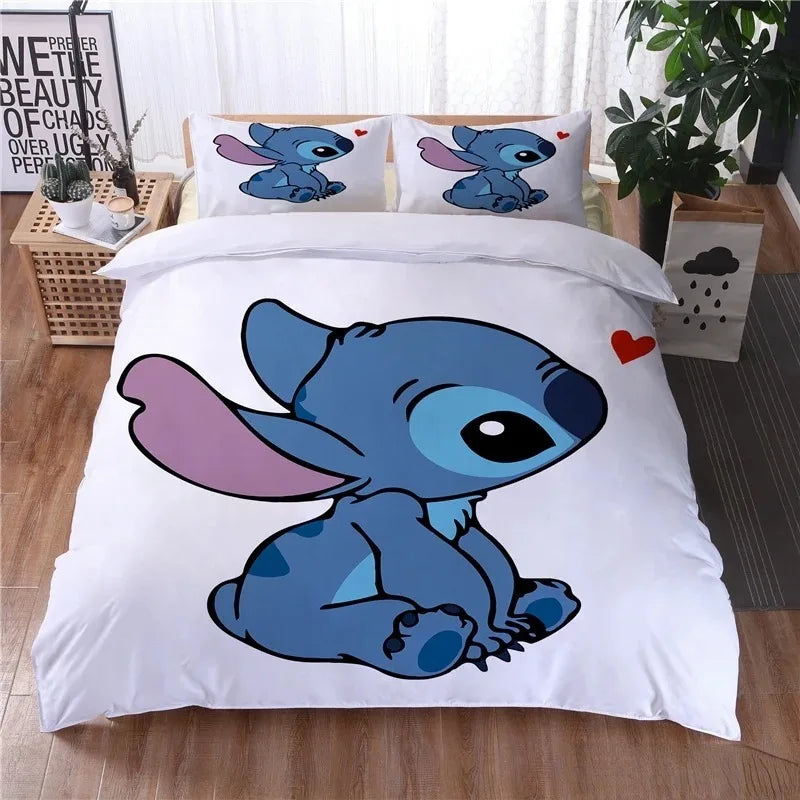 Housse de couette blanche imprimée d’un Stitch assis de profil avec un cœur rouge, posée sur un lit avec deux taies assorties.