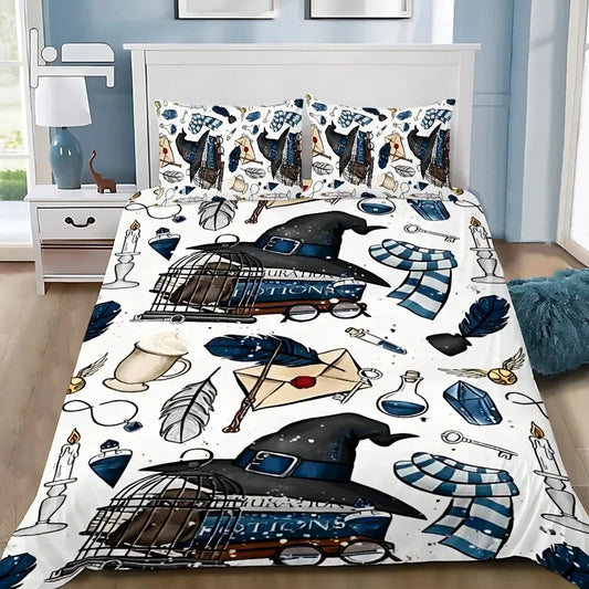 Housse de couette blanche à motifs all-over d’icônes Serdaigle (chapeau, plume, lettre, Vif d’Or, écharpe bleu ciel) sur un lit moderne.