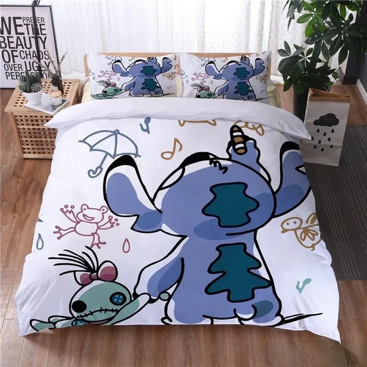 Housse de couette blanche pour enfant avec Stitch vu de dos, sa poupée et dessins doodle (grenouille, parapluie, notes de musique) sur fond épuré.