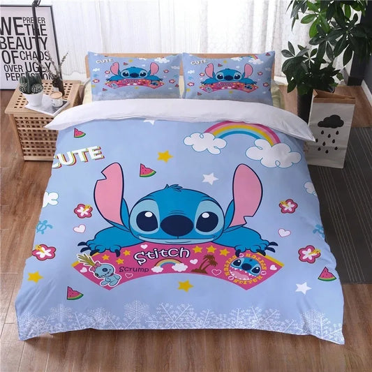 Housse de couette bleu clair avec Stitch et sa poupée Scrump entourés d’un arc-en-ciel, nuages, étoiles et tranches de pastèque, posée sur un lit avec deux taies assorties.