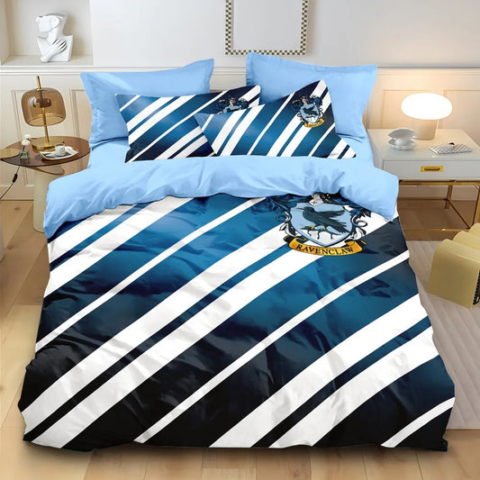 Housse de couette bleu nuit et blanc à larges rayures diagonales, ornée de l’écusson Serdaigle, sur un lit moderne.