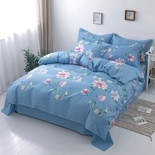 Housse de couette bleu pastel imprimé de fleurs délicates, installée sur un lit moderne.