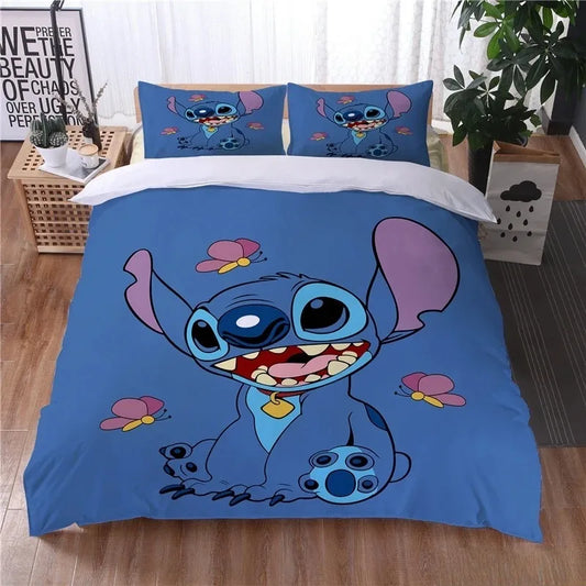 Housse de couette bleu roi imprimée Stitch souriant avec papillons roses, accompagnée de deux taies d’oreiller assorties.