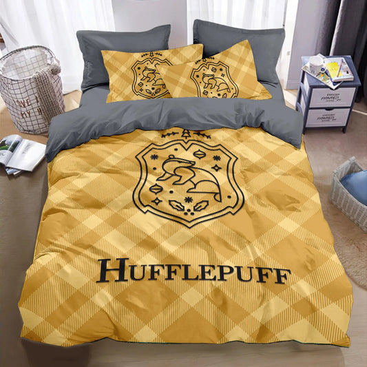 Housse de couette à carreaux jaune moutarde ornée de l’écusson Hufflepuff et de l’inscription “HUFFLEPUFF” sur un lit moderne.