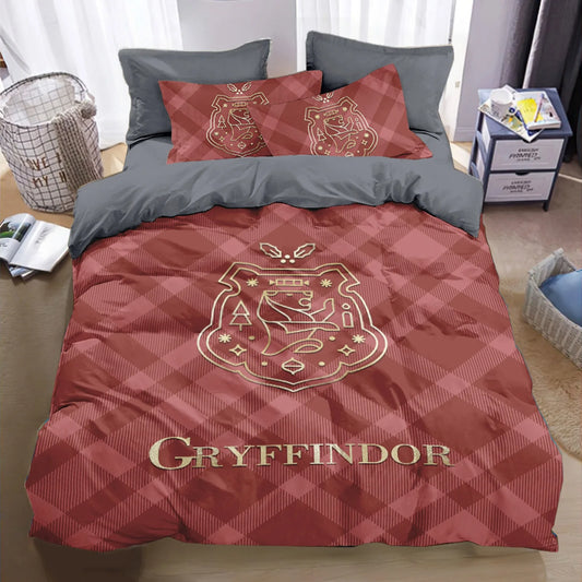 Housse de couette à carreaux rouge profond avec l’écusson et l’inscription Gryffondor posée sur un lit moderne.