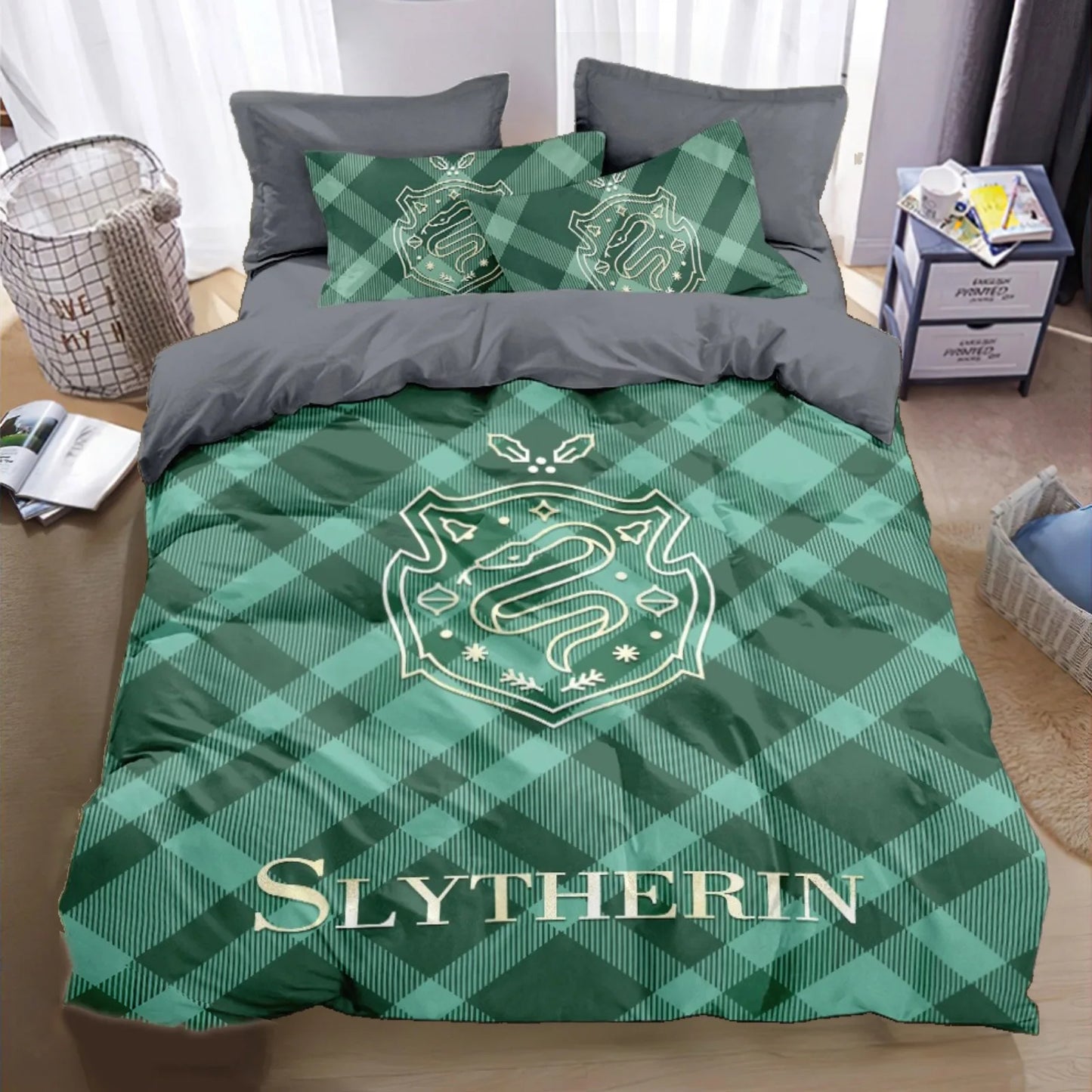 Housse de couette à carreaux verts profonds avec l’écusson Slytherin et l’inscription « SLYTHERIN »