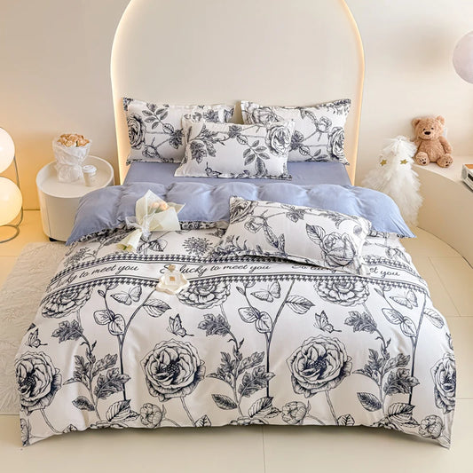 Housse de couette fleurie vintage 220×240 cm à motifs fleurs des champs et rayures, drapée sur un lit dans une chambre décorée.