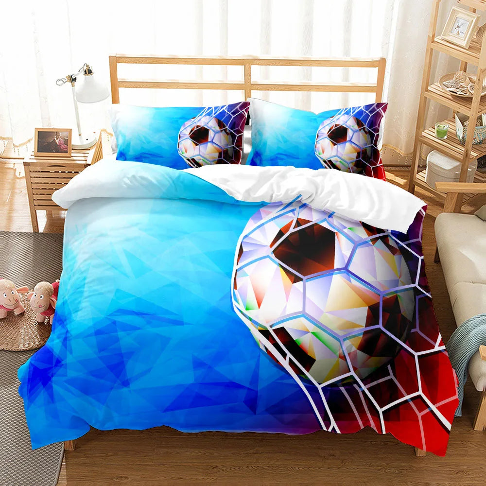 Housse de couette foot But montrant un ballon stylisé low-poly traversant le filet sur fond dégradé bleu et rouge.