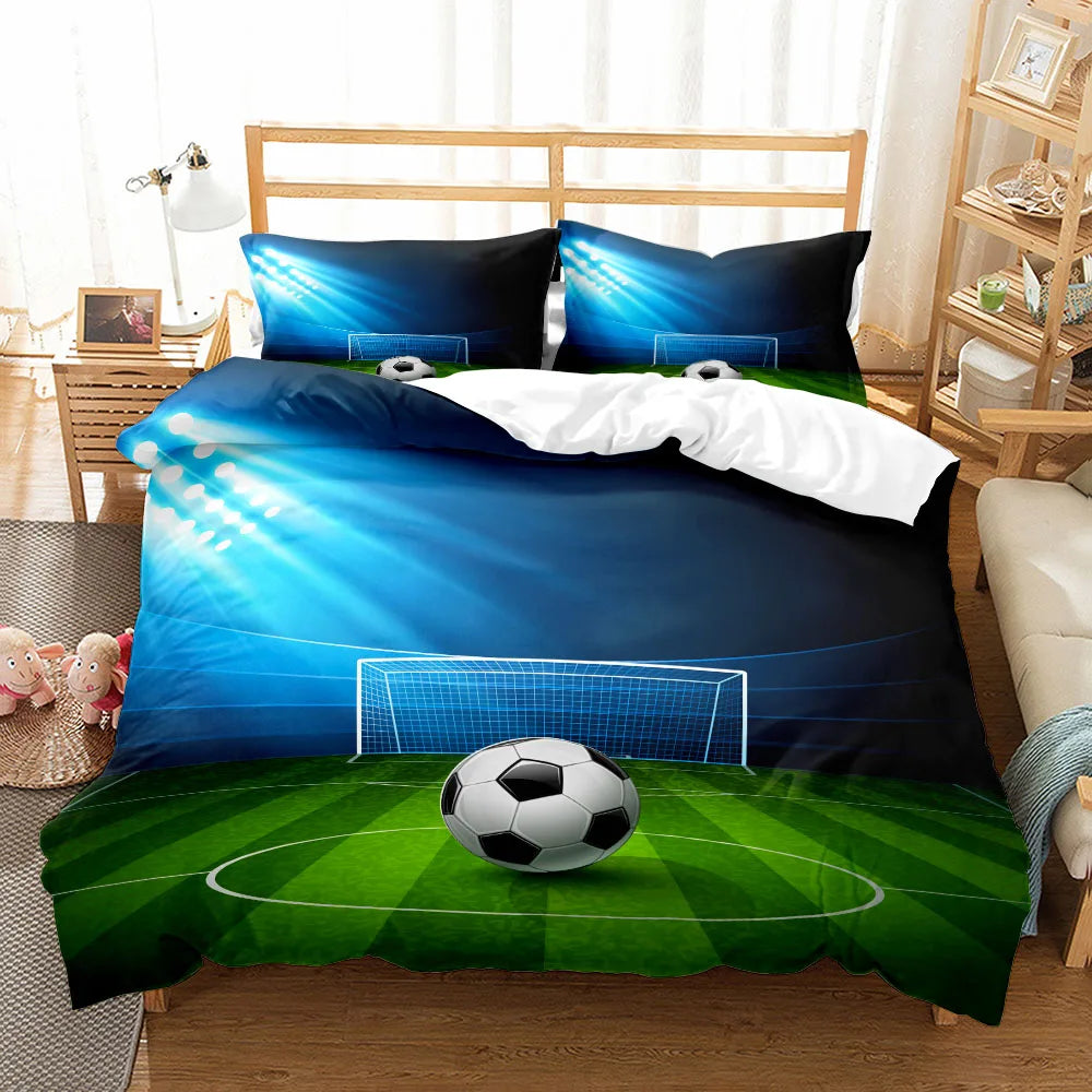 Housse de couette foot “Match Sous Projecteurs” avec terrain et ballon éclairés par des projecteurs.