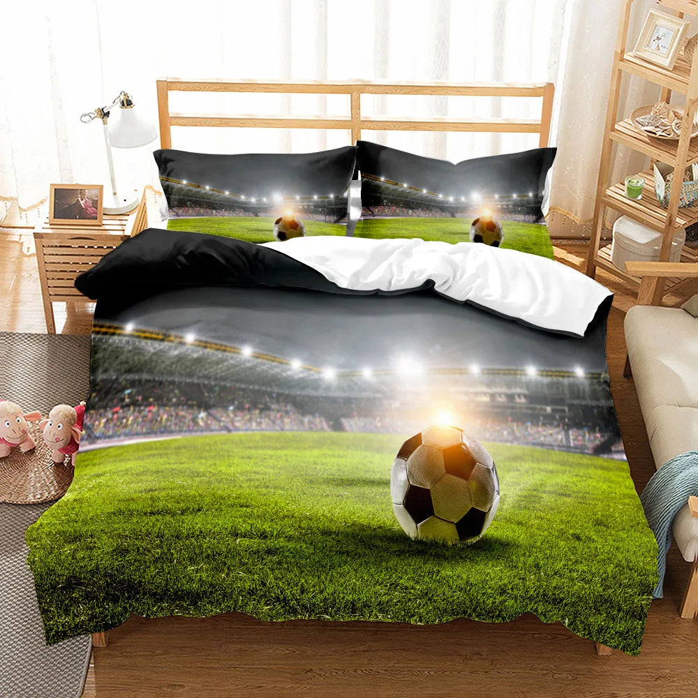 Housse de couette foot “Stade de Nuit” avec ballon de football sur pelouse éclairée par les projecteurs du stade.