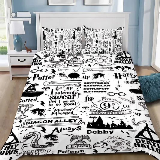 Housse de couette imprimée all-over en noir et blanc de symboles et citations Harry Potter (9¾, Dobby, Deathly Hallows, Diagon Alley, « I solemnly swear… ») sur un lit moderne.