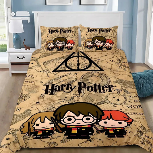 Housse de couette imprimée de la Carte du Maraudeur en style chibi avec Harry, Hermione, Ron et symbole Deathly Hallows, sur un lit moderne.