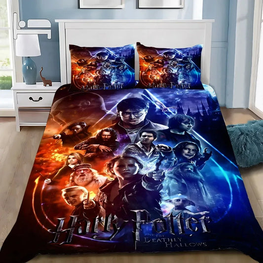 Housse de couette imprimée du poster « Harry Potter et les Reliques de la Mort », avec Harry, Hermione, Ron, Dumbledore et Voldemort, sur un lit moderne.
