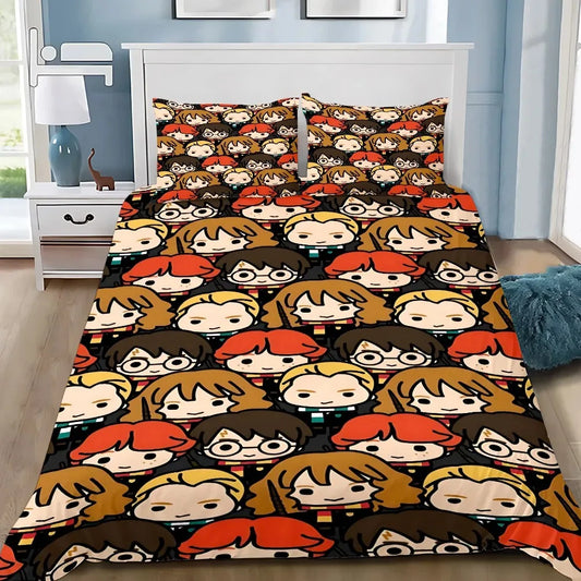 Housse de couette imprimée en all-over de têtes chibi d’Harry Potter, Ron, Hermione et Draco, sur un lit moderne.
