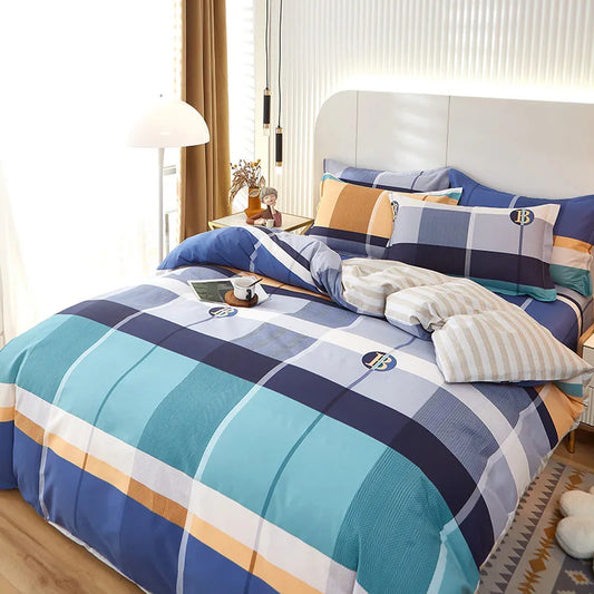 Housse de couette à larges carreaux bleu, blanc et moutarde drapée sur un lit cosy.