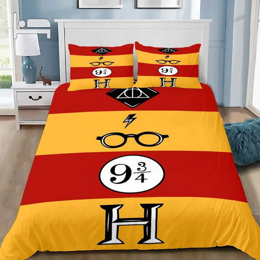 Housse de couette à larges rayures rouge et jaune ornée des symboles Deathly Hallows, lunettes rondes, panneau 9 ¾ et lettre H, sur un lit moderne.