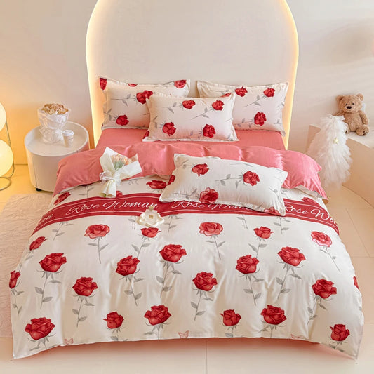 Housse de couette motif roses rouges sur fond crème avec intérieur rose poudré et fermeture zippée invisible.