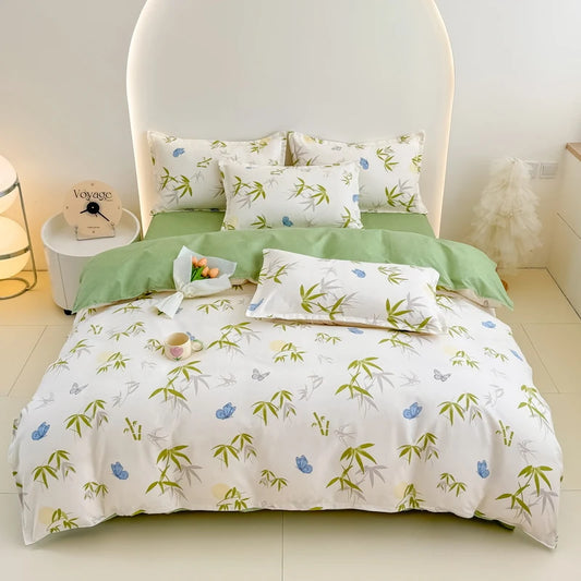 Housse de couette motifs feuilles de bambou vertes et papillons bleus sur fond ivoire, revers uni vert, fermeture zippée invisible.