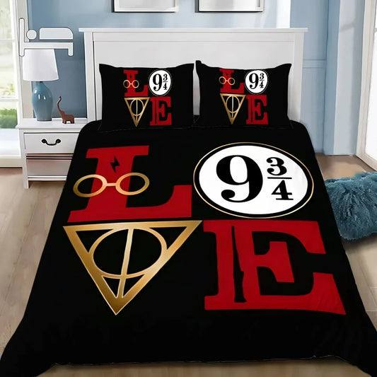 Housse de couette noire « LOVE » Harry Potter avec lunettes, symbole Deathly Hallows, panneau 9 ¾ et baguette magique, posée sur un lit moderne.