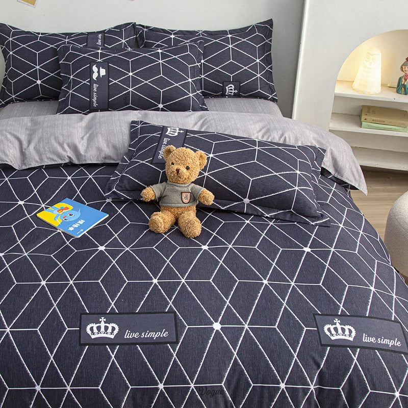 Housse de couette noire imprimée motif géométrique blanc sur lit double avec taies d’oreiller assorties.