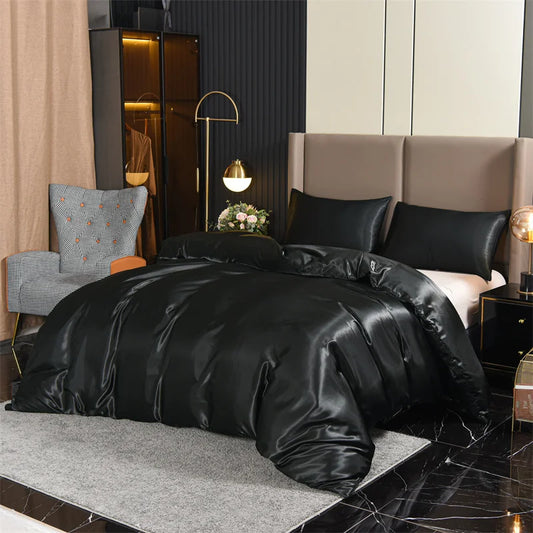 Housse de couette noire satiné avec deux taies d’oreiller assorties, dans une chambre élégante et moderne.