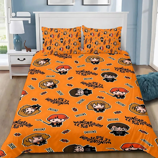 Housse de couette orange imprimée all-over de têtes chibi de Harry, Hermione et Ron, bonbons et inscription « Wingardium Leviosa », posée sur un lit moderne.