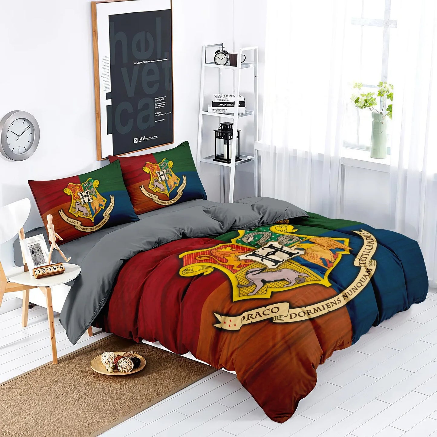 Housse de couette ornée du blason officiel de Poudlard, sur un lit moderne.
