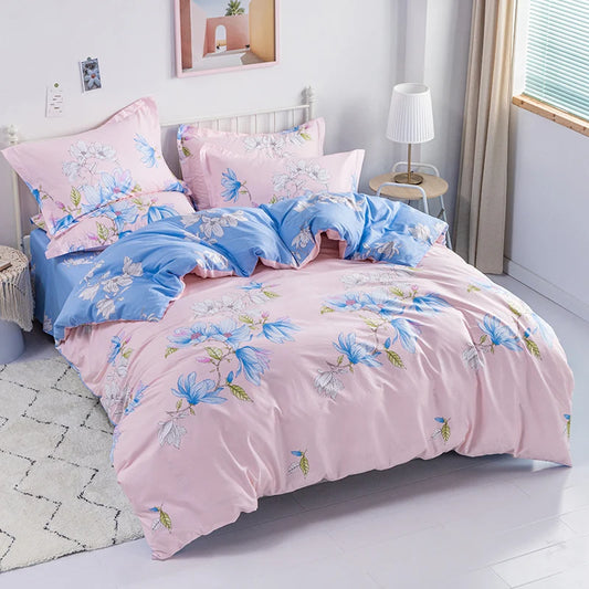 Housse de couette réversible rose et bleu avec imprimé floral délicat, installée sur un lit lumineux.