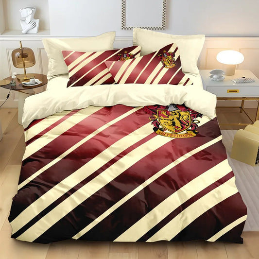 Housse de couette rouge grenat et crème à rayures diagonales avec l’écusson Gryffondor posée sur un lit moderne.