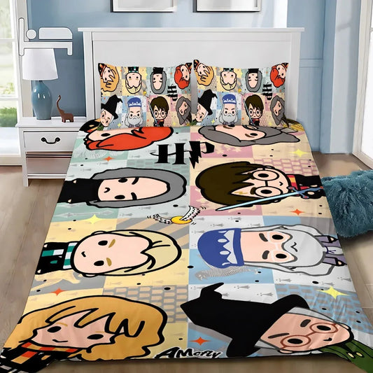 Housse de couette style chibi en quadrillage pastel, affichant les visages d’Harry, Hermione, Ron, Dumbledore, Snape et Malfoy, sur un lit moderne.