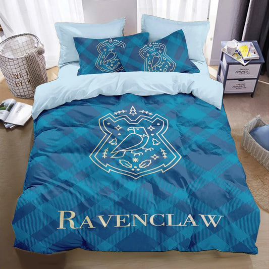Housse de couette tartan bleu avec l’écusson Serdaigle et inscription « RAVENCLAW » sur un lit moderne.