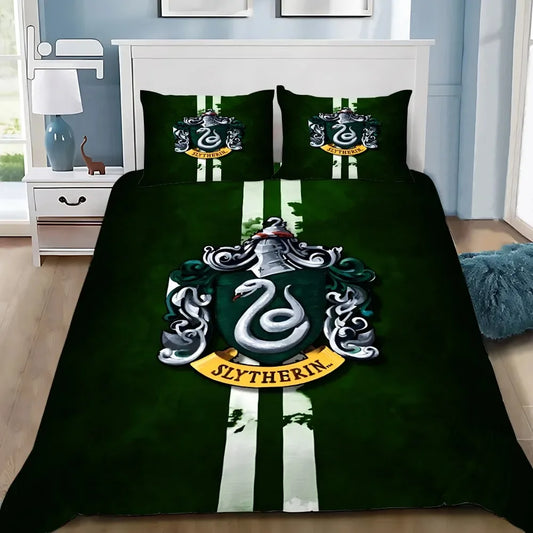 Housse de couette verte aux deux rayures verticales blanches et grand écusson Slytherin centré sur un lit moderne.
