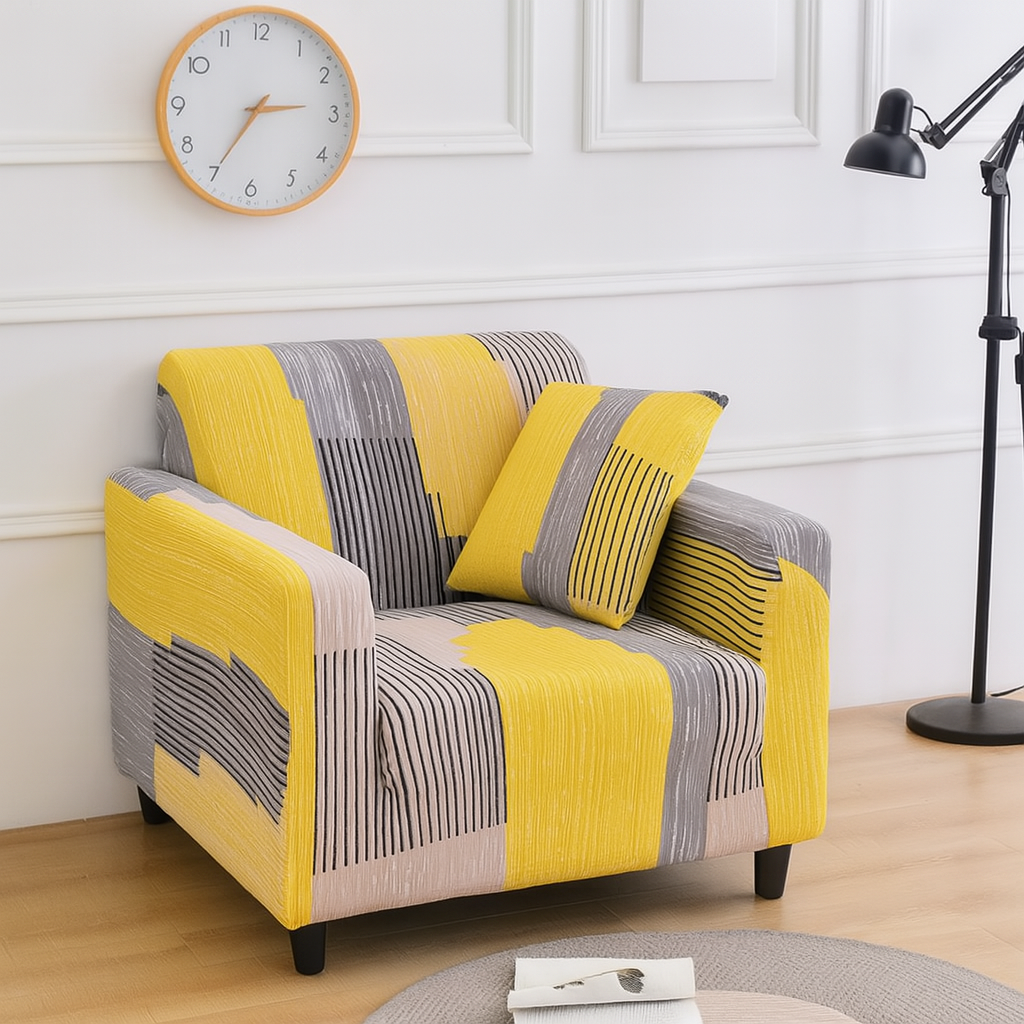 Housse de fauteuil extensible à motifs géométriques jaunes et gris dans un salon moderne