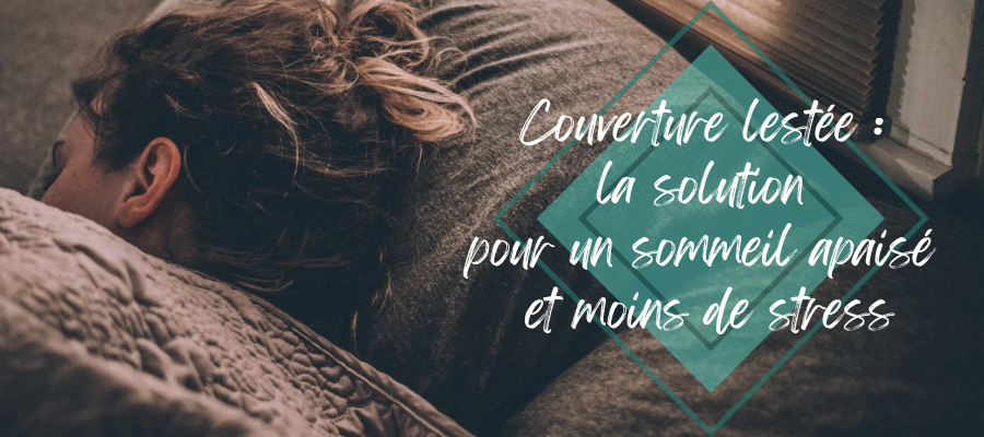 Personne détendue sous une couverture lestée, favorisant un sommeil réparateur et la réduction du stress.