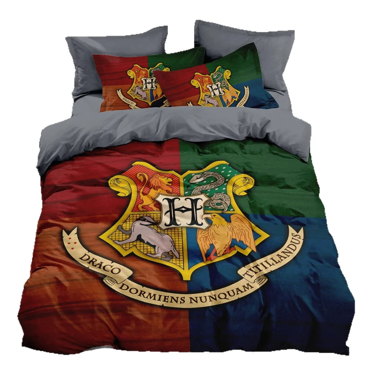Housse de couette aux quatre quartiers rouge, vert, jaune et bleu, ornée du blason officiel de Poudlard, sur un lit moderne.