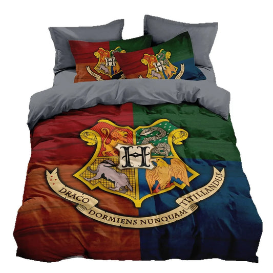 Housse de couette aux quatre quartiers rouge, vert, jaune et bleu, ornée du blason officiel de Poudlard, sur un lit moderne.