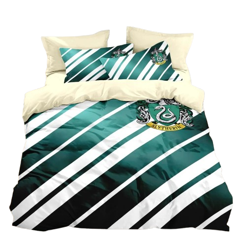Housse de couette aux rayures diagonales vert émeraude et blanc avec écusson Serpentard, posée sur un lit moderne.