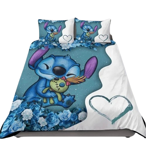 Housse de couette avec Stitch câlinant sa poupée Scrump, guirlande de roses bleues et grand cœur stylisé sur fond blanc et bleu, avec deux taies assorties.