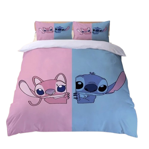Housse de couette bicolore rose et bleu illustrée de Stitch et Angel qui regardent en coin, posée sur un lit avec deux taies assorties.