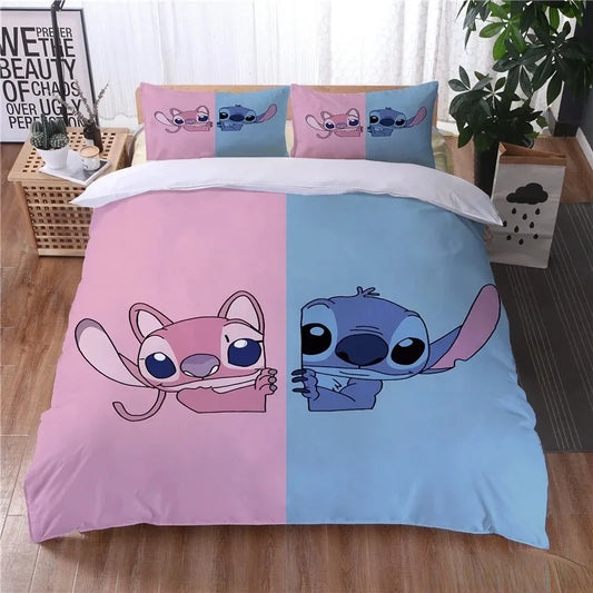 Housse de couette bicolore rose et bleu illustrée de Stitch et Angel qui regardent en coin, posée sur un lit avec deux taies assorties.