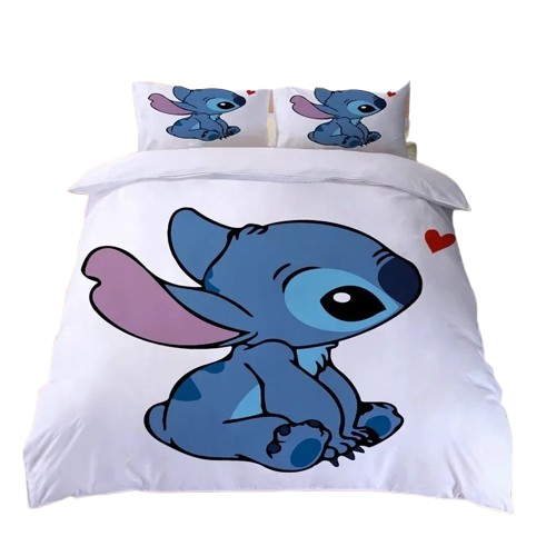 Housse de couette blanche imprimée d’un Stitch assis de profil avec un cœur rouge, posée sur un lit avec deux taies assorties.