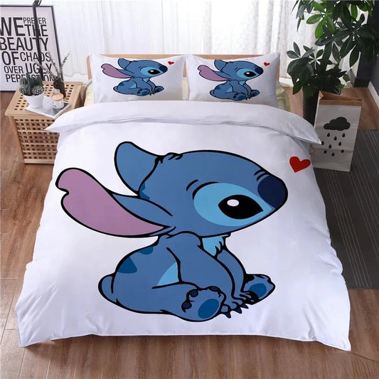 Housse de couette blanche imprimée d’un Stitch assis de profil avec un cœur rouge, posée sur un lit avec deux taies assorties.