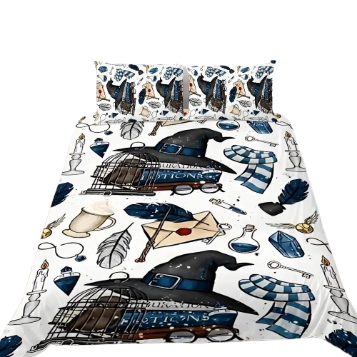 Housse de couette blanche à motifs all-over d’icônes Serdaigle (chapeau, plume, lettre, Vif d’Or, écharpe bleu ciel) sur un lit moderne.